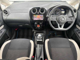 運転席廻りの画像です。操作スイッチ類もキレイな状態です。専門のスタッフが内外装を清掃・きめ細かい箇所までクリーニングしています