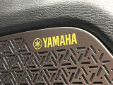 【YAMAHAサウンドシステム】メーカーオプションの高品位サウンドシステムを搭載。専用のチューニングが施された大小様々なスピーカーから良質なサウンドが奏でられ、臨場感あふれる音響空間を演出します。