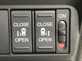 【両側スライドドア】駐車場で隣の車との間隔が狭く乗りにくい時、スライドドアなら安心!ドアオープン時も幅を取らず、開口部が広いので乗り降りがとっても簡単です。大きな荷物の出し入れも後席から可能♪