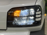 【LEDヘッドライト】悪天候や夜間走行時も良好な視界を確保し安心して運転できる高輝度LEDヘッドライトを装備!点灯速度が早く、消費電力も抑えられています。
