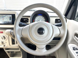 インテリアに合わせたデザインのステアリングは、運転される方のことも考え、運転しやすい形状、大きさです。是非一度、実際に触ってお確かめください。