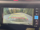 【バックカメラ】駐車時に後方がリアルタイム映像で確認できます。大型商業施設や立体駐車場での駐車時や、夜間のバック時に大活躍!運転スキルに関わらず、今や必須となった装備のひとつです!