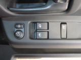 電動格納ミラーあり。駐車の時に便利です。パワーウインドウも付いてます。