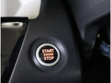 スマートキーを携帯していればキーを取り出さずにドアを施錠&解錠。クルマの始動も可能です。