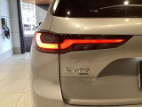 CX-60のテールライトは左右に伸びる水平基調のラインが、車幅の広さを強調し、洗練された高級感を演出します。