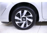 樹脂フルキャップ付きのスチールホイールです。タイヤサイズは185/60R15です。