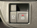 指先だけで簡単に操作が可能な電動パーキングブレーキを採用。「HOLD」スイッチを押すと、渋滞や信号待ちなどでブレーキペダルから足を離しても、ブレーキを保持するので安心です
