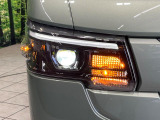 【LEDヘッドライト】悪天候や夜間走行時も良好な視界を確保し安心して運転できる高輝度LEDヘッドライトを装備!点灯速度が早く、消費電力も抑えられています。