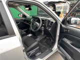 【運転席】座り心地が良いシートなので長時間の運転でも快適にお過ごしいただけます。新品のフロアマットのご注文も可能です。掲載箇所以外にご希望の写真がございましたらお気軽にお問い合わせ下さい。