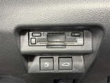 【ETC】高速道路などの料金所における自動料金支払いシステムです。車載器と料金所のアンテナとの間で無線通信を行い、料金を自動で支払うことができます。