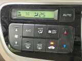 【オートエアコン】一度お好みの温度に設定すれば、車内の温度を検知し風量や温度を自動で調整。暑い&hellip;寒い&hellip;と何度もスイッチ操作をする必要はありません。快適な車内空間には必須の機能ですね♪