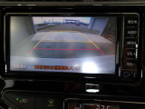 バックモニター付きで慣れない駐車場や車庫入れをサポートします。