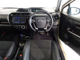 革巻きステアリングで快適な操作性の運転席です。