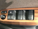 パワーウィンドのスイッチです。運転席に座りながら、助手席や後席の窓を開け閉めできるので大変便利ですよ。