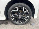 【純正ホイール】純正設計ならではの美しいデザインと精密な仕上げで、車両全体のスタイリングを引き立てます。