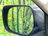 【ブラインドスポットモニター】走行中、ドアミラーの死角になりやすい箇所に後続車が接近するとサイドミラーのレンズに警告を表示!ドライバーに注意喚起をしてくれます。