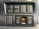 【両側スライドドア】駐車場で隣の車との間隔が狭く乗りにくい時、スライドドアなら安心!ドアオープン時も幅を取らず、開口部が広いので乗り降りがとっても簡単です。大きな荷物の出し入れも後席から可能♪