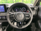 インテリアに合わせたデザインのステアリングは、運転される方のことも考え、運転しやすい形状、大きさです。是非一度、実際に触ってお確かめください。