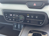【オートエアコン】車内温度を感知して自動で温度調整をしてくれるのでいつでも快適な車内空間を創り上げます。