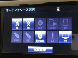 Bluetooth(ブルートゥース)接続機能付き。スマートフォンなどからお気に入りの音楽をワイヤレス再生できます。ドライブがさらに楽しくなりますね。
