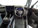 ウッド調と革巻きステアリングで快適な操作性の運転席です。