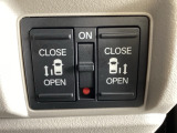 リアドアは乗り降りに便利な両側電動スライドドアです。また運転席に座っていながらスイッチ操作で自在にスライドドアを開け閉めできます。