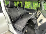 運転席まわりには十分なスペースがあり、大柄な方でもゆったり運転していただける環境です。