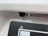 【バックカメラ】後退時に車両後方の映像をモニターに映す機能。目視できない死角を確認でき、衝突事故を防ぎます。駐車が苦手な方だけでなく全てのドライバーに必須の安全装備です。