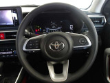 快適な操作性の運転席、ハンドルも綺麗に清掃済みです。もちろん安全を守るエアバッグも装備しているので安心してお乗りいただけます。