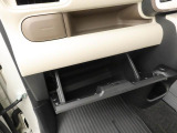 運転席まわりには収納スペースが充実。手に取ったり 置いたりしまったり、使いやすいですよ。