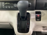 CVT車のセレクトレバーです。低速から高速まで、変速ショックのないスムーズな走りと、エンジン効率のよい領域を維持して燃費にも貢献します。サイドブレーキはスイッチ操作の電子制御パーキングブレーキです。