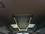 【ガラスルーフ】ガラスルーフ搭載で車内の解放感が一気にアップ!開放的なドライブをお楽しみいただけます。