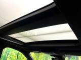 【サンルーフ】開放感たっぷりの希少装備、サンルーフが装着されています!車内に明かりを取り入れたり景色を楽しむ以外にも、車内の空気も簡単に換気できて快適です!