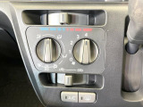 寒い冬も暑い夏も全席に快適な空調を届けてくれる、ダイヤル式エアコンを装備♪