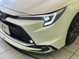 【LEDヘッドライト】悪天候や夜間走行時も良好な視界を確保し安心して運転できる高輝度LEDヘッドライトを装備!点灯速度が早く、消費電力も抑えられています。