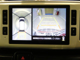 【パノラマモニター】 駐車が苦手な方も安心の機能です。上空から見下ろすような映像で、周囲の安全確認をサポートします。
