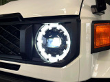 【LEDヘッドライト】悪天候や夜間走行時も良好な視界を確保し安心して運転できる高輝度LEDヘッドライトを装備!点灯速度が早く、消費電力も抑えられています。