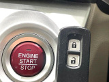 【キーレス】少し離れた場所からでもボタン一つでドアの開錠・施錠ができるのでとっても便利!ドアの鍵穴周りに傷をつけることもありません♪