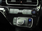 オートエアコンを装備しておりますので、四季を通じて車内を快適な温度に保つことが出来ます!高級感が有りますね!