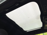 【ガラスルーフ】ガラスルーフ搭載で車内の解放感が一気にアップ!開放的なドライブをお楽しみいただけます。