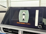 【PVM】映像を合成して、車を真上から見下ろしたような映像をナビゲーション画面に表示する機能です。運転席からでは見にくい車の周囲の状況を把握し、駐車や狭い道での走行などを安全に行えます。