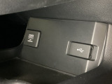 アクセサリーソケットはUSBのアダプターなどをつければ、スマホの充電にも使えます。横にはナビゲーション用の外部入力可能なUSB端子がついており、周辺には物が置けるトレーがついています。