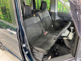 運転席まわりには十分なスペースがあり、大柄な方でもゆったり運転していただける環境です。