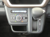 オートエアコンで暑い夏も寒い冬も快適な車内で運転出来ます。