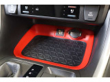 USB充電器や様々な電気製品の電源供給ポートとしてアクセサリーソケットを装備しています。通信/給電用USBも装備。手前には収納はもちろん、充電中のスマホなどの置き場に便利なトレイも備えています。