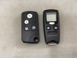 スマートキー付きですからドアロックの開閉およびエンジンスタートが楽々です。電動スライドドアの開け閉めもボタンで操作できます。加えて、純正リモコンエンジンスターター用の操作キーもついています。