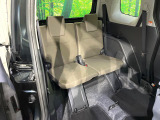 床下収納式のサードシートです。座席部分をコンパクトに収納でき、広大な荷室スペースとしてお使いいただけます!乗車人数や荷物の量など利用シーンに合わせて3列目を有効活用でき、とっても便利♪