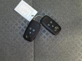 電子キーをポケットやカバンに入れているだけで、ドアの開錠・施錠が行えます。荷物を抱えていてもラクラク開閉です。エンジン始動も行えます。