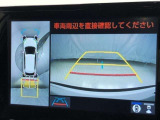 車の全周囲の画像が表示されます。運転席から見づらい個所なども、上空から見たような映像で確認できます。映像のきりかえも出来、後方確認だけでなく大変便利な機能です。