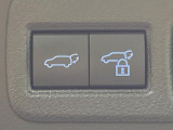 【パワーバックドア】スマートキーや運転席のボタンを押すだけでリアゲートが自動で開閉します!荷物を持っている時や、高い位置にあるバックドアを閉める際に便利な機能です♪